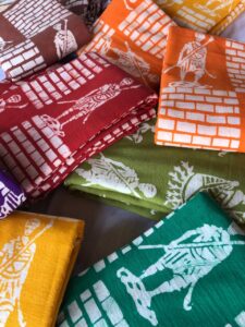 Pagne bâtik artisanal du Bénin : tissu unique, motifs traditionnels et modernes, idéal pour mode, déco et cadeaux.