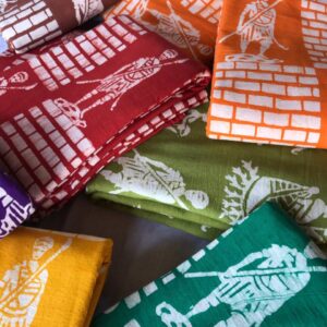 Pagne bâtik artisanal du Bénin : tissu unique, motifs traditionnels et modernes, idéal pour mode, déco et cadeaux.